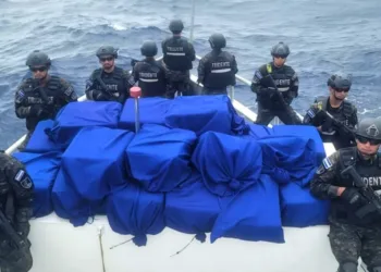 Marina salvadoreña decomisa droga valorada en $35 millones a 1,667 km de su costa
