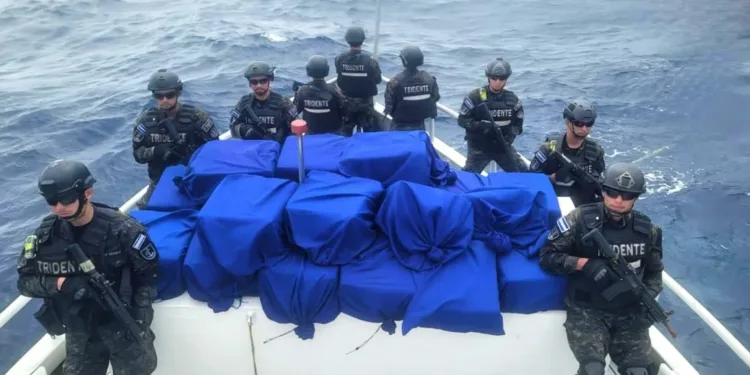 Marina salvadoreña decomisa droga valorada en $35 millones a 1,667 km de su costa
