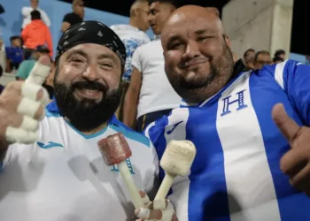 Aficionado encara al presidente del Congreso de Honduras en el Estadio Nacional y lo llama corrupto