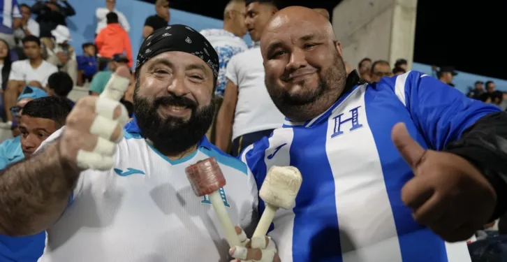 Aficionado encara al presidente del Congreso de Honduras en el Estadio Nacional y lo llama corrupto