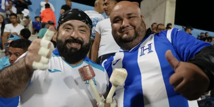 Aficionado encara al presidente del Congreso de Honduras en el Estadio Nacional y lo llama corrupto