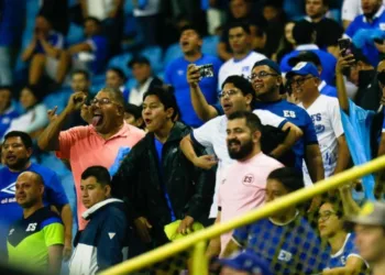 La FIFA abre investigación a El Salvador por expresiones racistas a jugadores de Surinam en el Estadio Cuscatlán