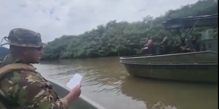 Video muestra tensión entre militares de Belice y Guatemala por bandera en el río Sarstún