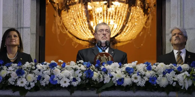Presidente de Guatemala llama a defender la independencia y reforzar la lucha contra la corrupción