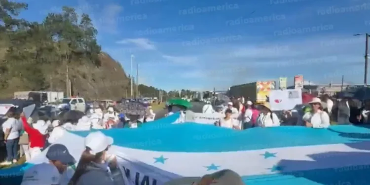 Honduras: Enfermeras paralizan importante carretera que conecta Tegucigalpa con San Pedro Sula en protesta al gobierno