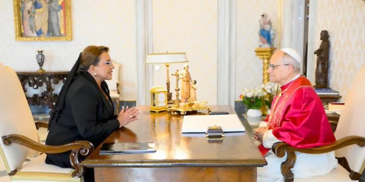 Presidenta de Honduras sostiene audiencia privada con el Papa León XIV en el Vaticano