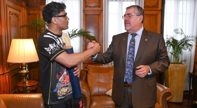 Boxeador guatemalteco Lester Martínez se reúne con presidente Arévalo y promete que será campeón mundial