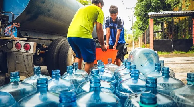 Gobierno refuerza plan de abastecimiento con camiones cisterna desde Guatemala tras quinto día sin agua en San Salvador
