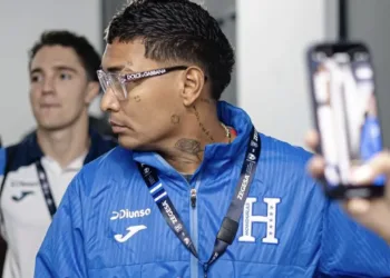 Acusaciones entre popular tiktoker y el hermano de la candidata presidencial oficialista marcan polémica por un juego de fútbol en Honduras