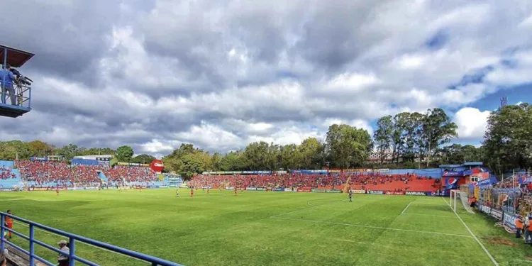 Guatemala limitará venta de boletos a 5,000 para próximos partido de su selección en estadio El Trébol