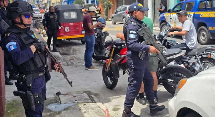 Policía guatemalteca refuerza seguridad en peligroso barrio capitalino tras homicidio de un agente