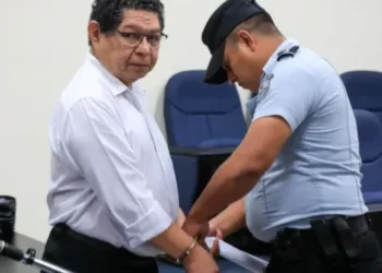 Tribunal salvadoreño condena a dos exministros y al exalcalde capitalino por negociar con pandillas