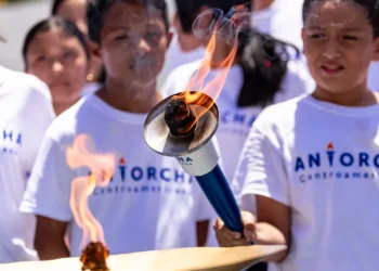 El Salvador recibe de Guatemala Antorcha Centroamericana en conmemoración del 204 aniversario de independencia