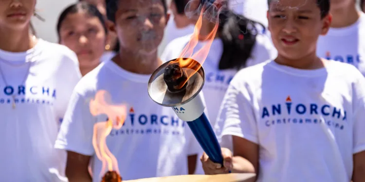 El Salvador recibe de Guatemala Antorcha Centroamericana en conmemoración del 204 aniversario de independencia