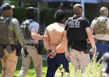 Estados Unidos ofrece incentivos económicos a policías para colaborar con ICE en detención de migrantes