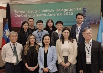 Empresarios taiwaneses promueven vehículos eléctricos y energía verde en Guatemala