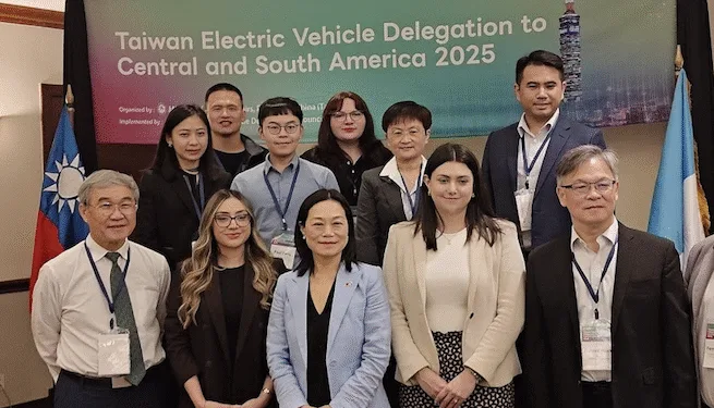 Empresarios taiwaneses promueven vehículos eléctricos y energía verde en Guatemala