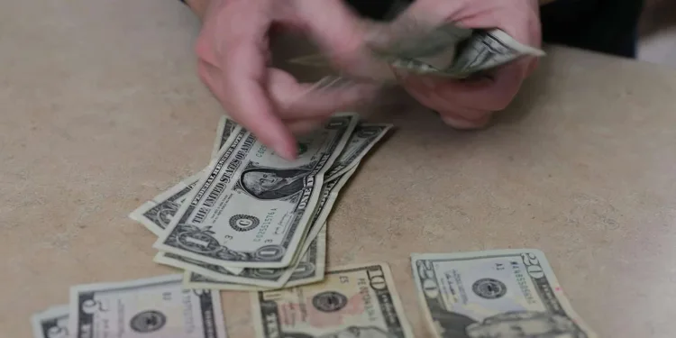 Miedo a las deportaciones: aumentan las remesas a Centroamérica y disminuyen las enviadas a México