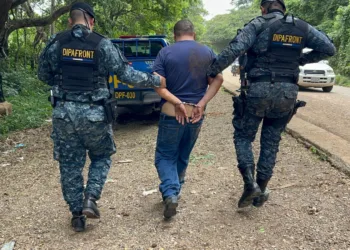 Capturan a traficante de personas en Guatemala: trasladaba a 11 migrantes y chocó 23 vehículos