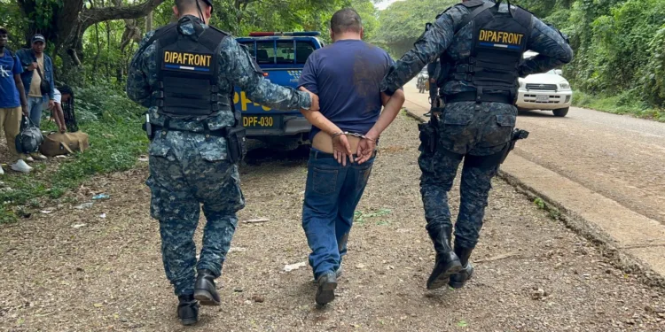 Capturan a traficante de personas en Guatemala: trasladaba a 11 migrantes y chocó 23 vehículos