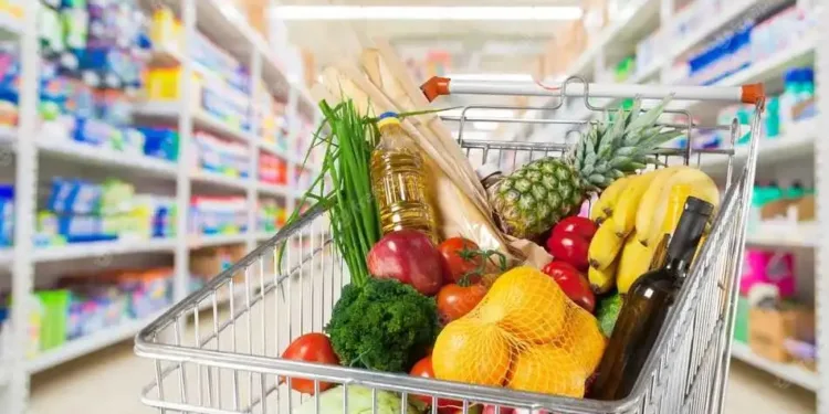 Familias centroamericanas van menos al supermercado pero compran más productos y de mejor calidad, revela estudio