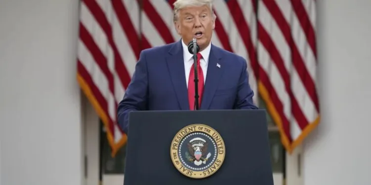 Trump amenaza con derribar aviones venezolanos y reactiva el “Departamento de Guerra” en Estados Unidos