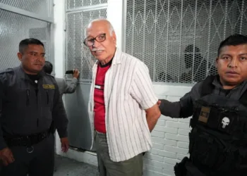 Intolerancia al volante: conductor embiste tres veces a motociclista en Guatemala