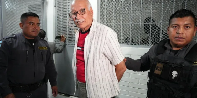 Intolerancia al volante: conductor embiste tres veces a motociclista en Guatemala