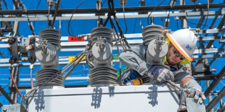 BlackRock se acerca a compra de la energética AES por $38,000 millones; operación impactaría a El Salvador y Panamá