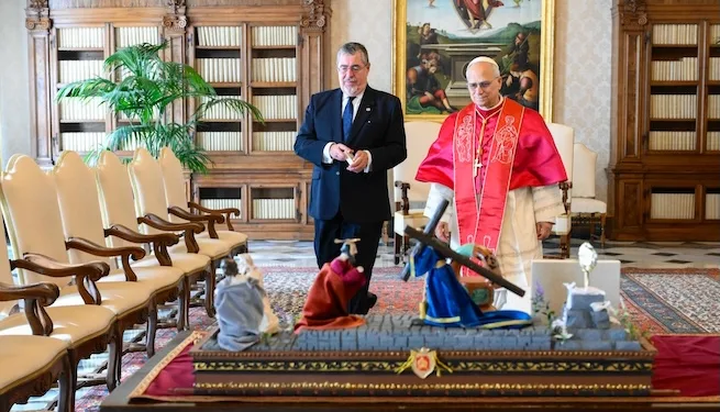 El Papa León XIV recibe al presidente de Guatemala, Bernardo Arévalo, en el Vaticano