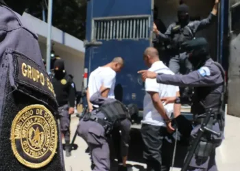 Autoridades decomisan dinero, chips y antenas a pandilleros en cárcel de máxima seguridad en Guatemala