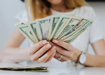 El Salvador destina casi el 99 % de sus remesas al consumo, el mayor porcentaje de Centroamérica