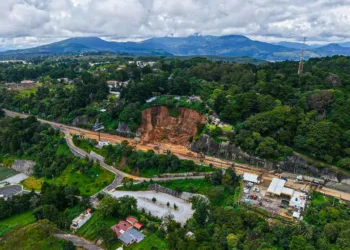 Dos soldados heridos tras nuevo derrumbe en la carretera a El Salvador: ya se removieron más de 2 mil metros cúbicos de tierra