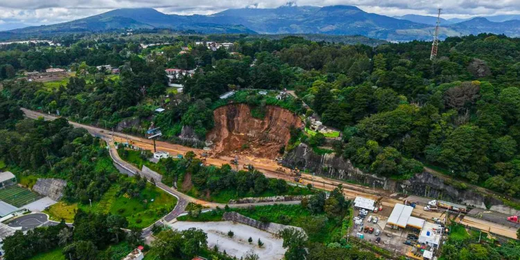 Dos soldados heridos tras nuevo derrumbe en la carretera a El Salvador: ya se removieron más de 2 mil metros cúbicos de tierra