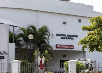 El 60 % de los salvadoreños depende del sistema público de salud, pero denuncia falta de medicinas y médicos especialistas