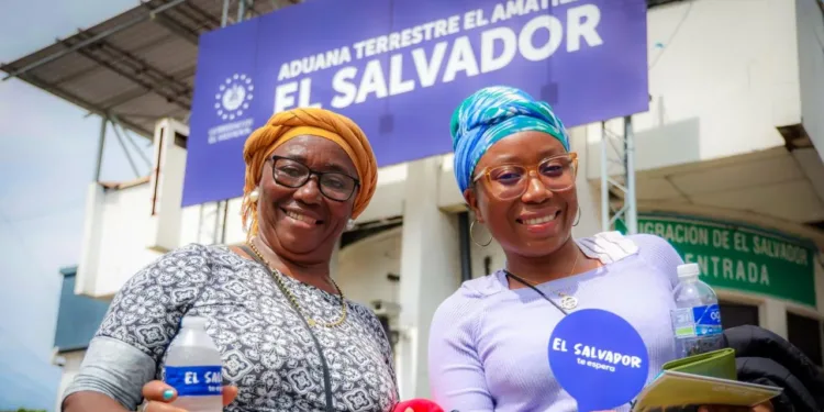 Miles de hondureños visitan El Salvador durante la Semana Morazánica