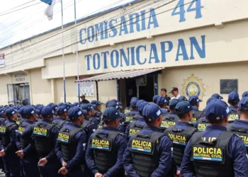 Guatemala despliega a los 3,223 policías recién graduados para reforzar seguridad