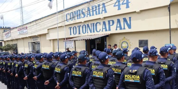 Guatemala despliega a los 3,223 policías recién graduados para reforzar seguridad