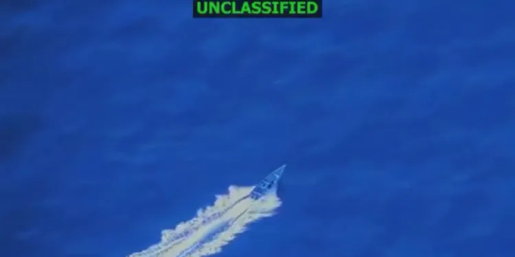 Trump afirma que embarcación atacada en el Caribe transportaba droga suficiente para matar a 50,000 personas