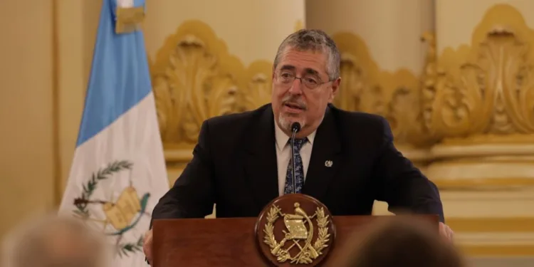 Presidente de Guatemala veta ley sobre fondos públicos por inconstitucionalidad y recibe respaldo empresarial