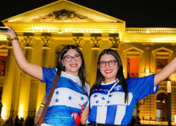 Continúa el ingreso de turistas hondureños a El Salvador: un promedio de 7,000 cruces diarios por El Amatillo