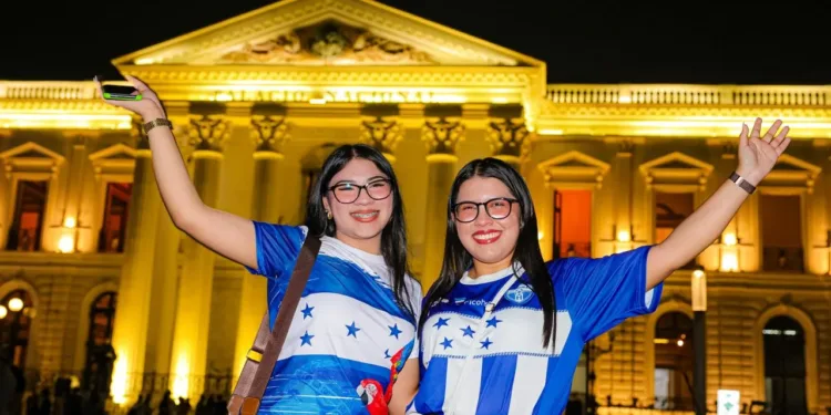 Continúa el ingreso de turistas hondureños a El Salvador: un promedio de 7,000 cruces diarios por El Amatillo