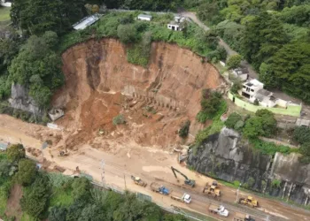 Derrumbe en carretera a El Salvador podría extenderse hasta un kilómetro, advierten autoridades guatemaltecas
