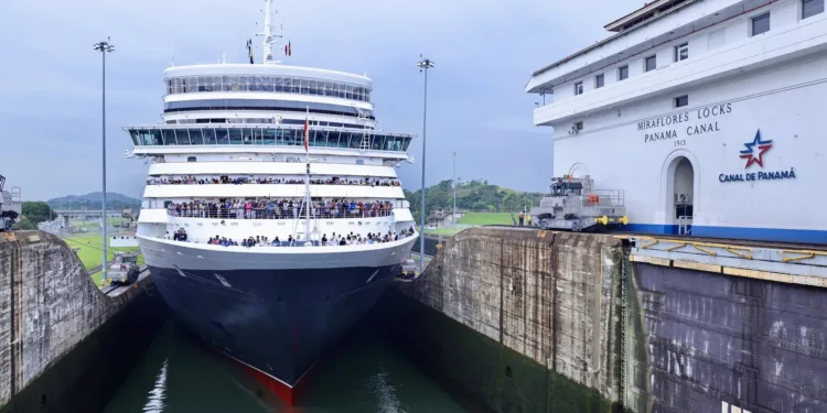 Panamá inaugura la temporada de cruceros 2025-2026 con el paso del Queen Elizabeth por el Canal