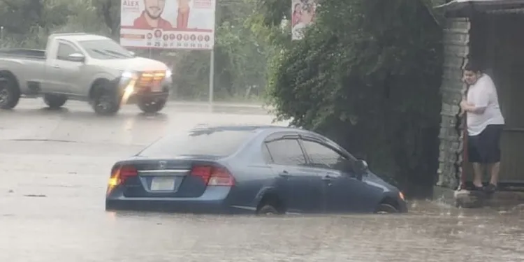 Honduras suspende clases por lluvias en departamentos bajo alerta roja y amarilla
