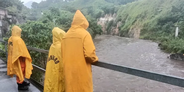El Salvador declara alerta naranja por intensas lluvias y riesgo de deslaves