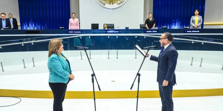 Diputados salvadoreños reeligen a cuestionada procuradora de Derechos Humanos para el periodo 2025-2028