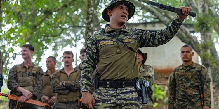 Soldados de EE UU realizan ejercicios de supervivencia y combate en Panamá