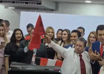 Honduras: Candidato presidencial se disculpa tras quema de bandera del oficialista Libre en evento del Partido Liberal