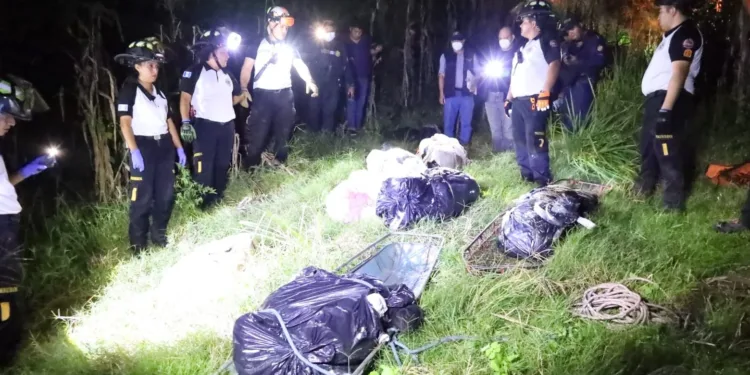 Hallan ocho cadáveres bajo puente en la ruta al Atlántico en Guatemala